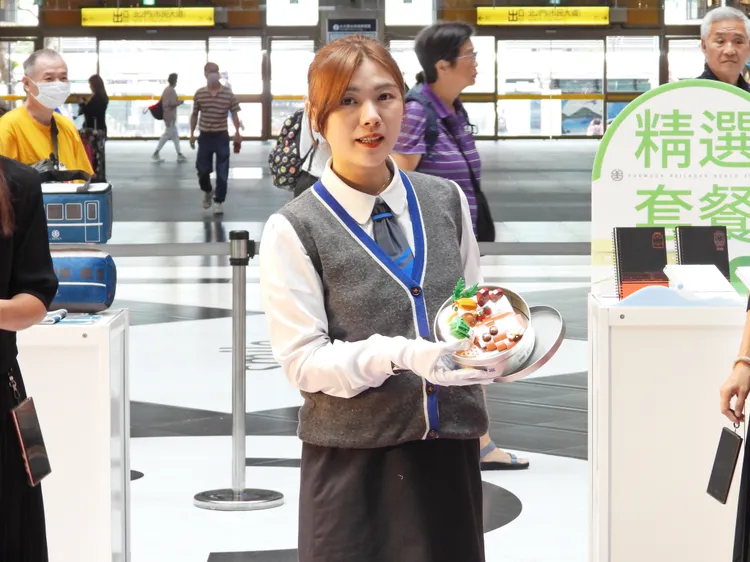 台鐵便當鐵盒積木組。台鐵提供