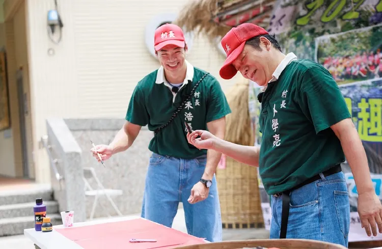 卜學亮寫字鬧笑話。好看娛樂提供