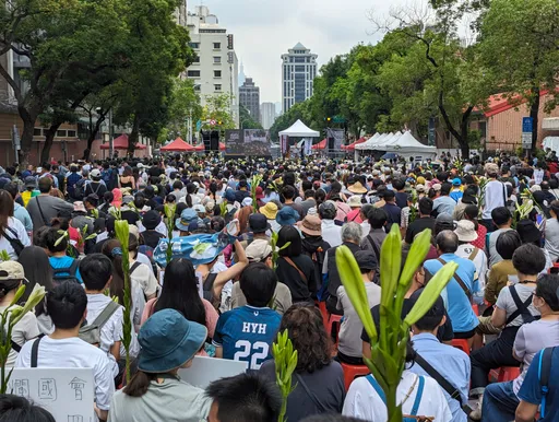 青鳥行動怪怪的?大學生翻閱議事資料「信仰快崩塌」 有人質疑反串
