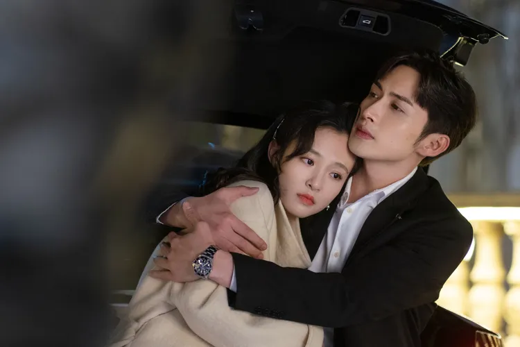 《三分野》張彬彬（右）首搭吳倩合作演出，劇中兩人祭出15場花式吻戲。八大提供