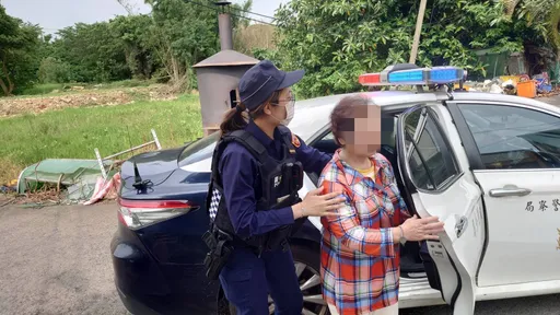 老婦清晨散步迷路 大園警利用愛心手鍊助返家