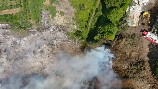 竹縣廢棄木頭火警 悶燒逾17小時!打火兄弟防護搶救中