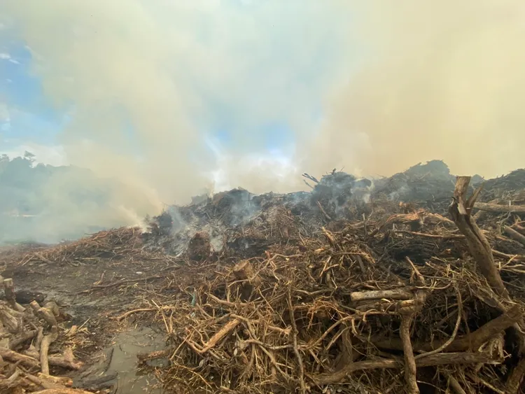廢棄木頭火警。新竹縣消防局提供