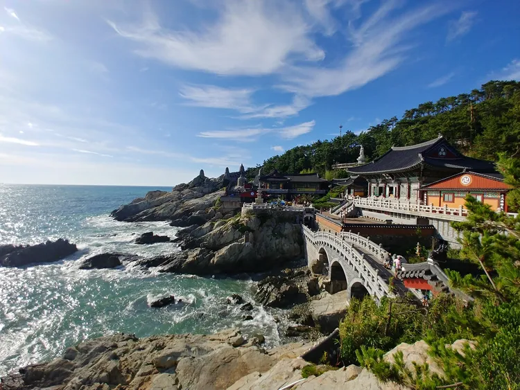 韓國釜山海東龍宮寺臨海建造，無敵海景結合在地信仰，成為特殊的觀光勝地，此處更是賞日落的絕佳地點。業者提供