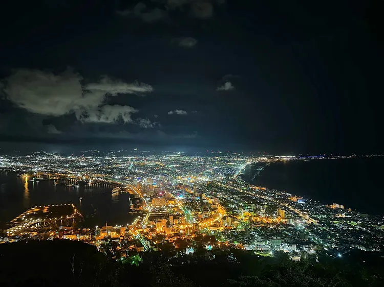 在函館山上吹著涼爽的風，體驗世界三大夜景之一。業者提供