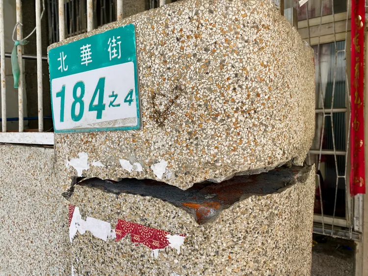 住戶門柱歪裂，令人怵目驚心。王志弘攝