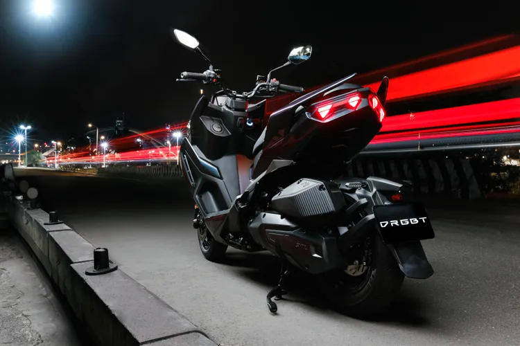 尾燈及亮起的剎車燈號猶如龍吐息時的火光。原廠照片