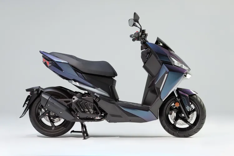 新DRGBT重新設定騎士騎姿，兼顧戰鬥騎姿、日常通勤的舒適性，於前踏處也設置休息斜踏板，同時前後椅墊面積分別增加27%、48%。原廠照片