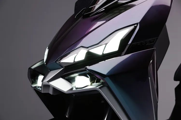 全新世代DRGBT位於車頭兩側、車身均有空力套件的設計。原廠照片