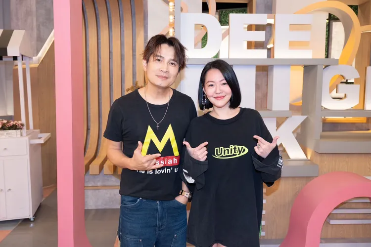 羅文裕（左）最近為宣傳自己的網路節目，上小S主持的《小姐不熙娣》，2人相見歡。大賞門文化提供