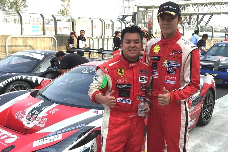 「超跑達人」周哲男(左)協助朱國榮逃亡遭起訴。右為藝人姚元浩。翻攝極速超跑競速臉書粉專