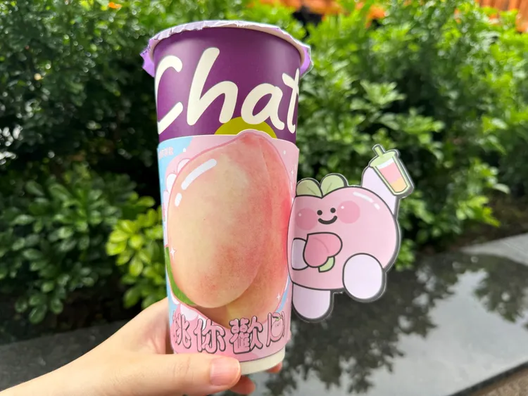 LINE會員購買任一新品即可獲得限定杯套，把可愛的小心臟隨身帶著走。業者提供