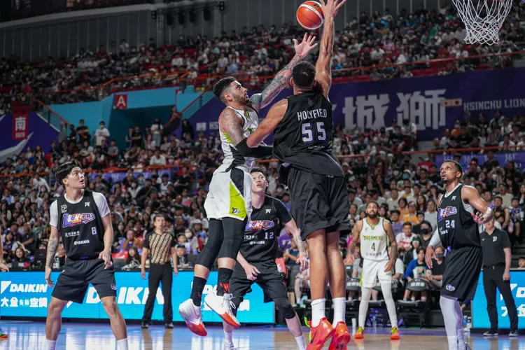 布依德(中左)。PLG