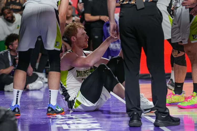 吉爾貝克(中)受傷。PLG