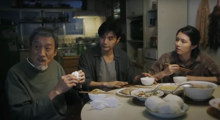 李榮浩飾演梁家輝腦海中爸爸的角色。翻攝李榮浩《另一端》YT