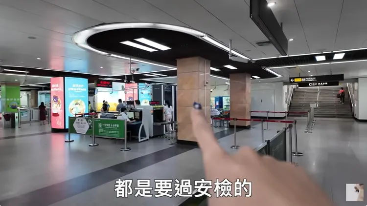 百萬網紅鍾明軒搭中國地鐵，要先過安檢。翻攝《鍾明軒》的YouTube頻道
