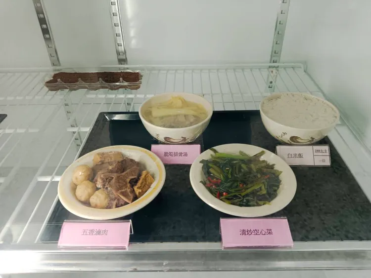 Toyz昨天在台中監獄第1餐，為「五香滷肉、清炒空心菜、脆筍排骨湯」，民眾說，他吃了1碗半的白飯。資料照片
