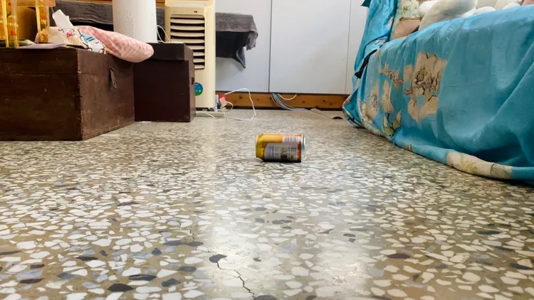 飲料罐放地自走撞牆，傾斜率已逼近危樓等級。王志弘攝