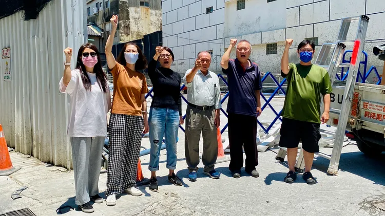 自救會籲建商「還我家園」，應負責重建須拆遷危樓，以及確保大樓地基無虞。王志弘攝