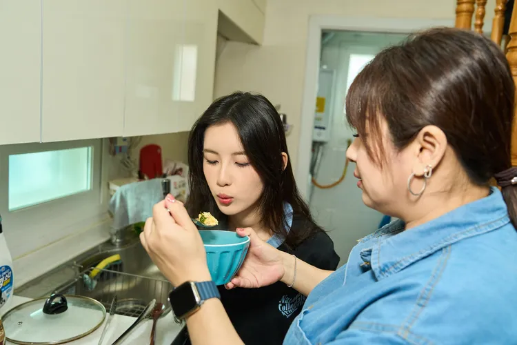 幻藍小熊成員毓享用媽媽愛的料理。天空娛樂提供