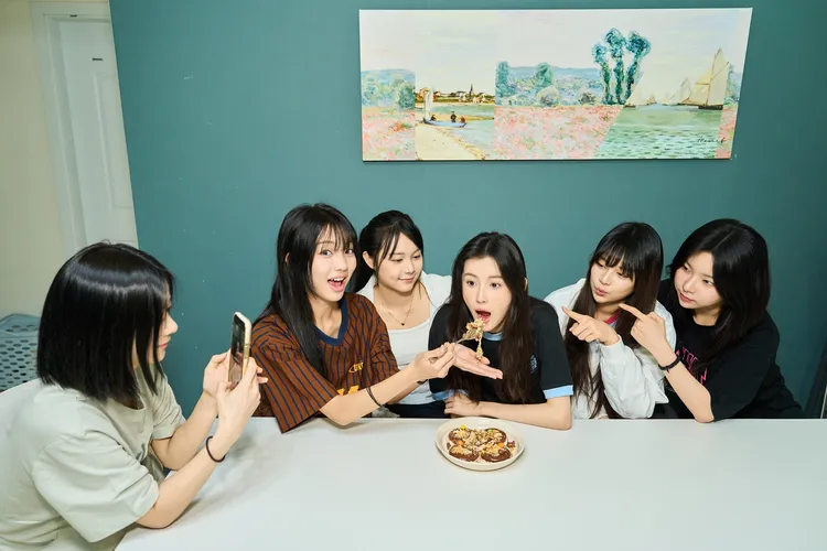 幻藍小熊替成員毓慶生。天空娛樂提供