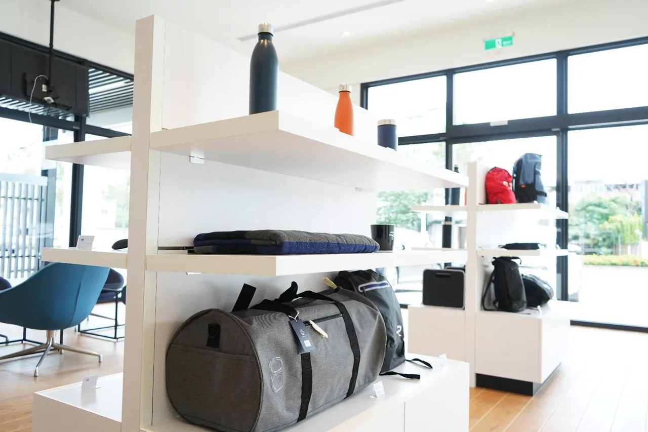 Volkswagen苗栗頭份快捷保修中心原廠精品專區，能讓車主隨時添購愛車配件。業者提供