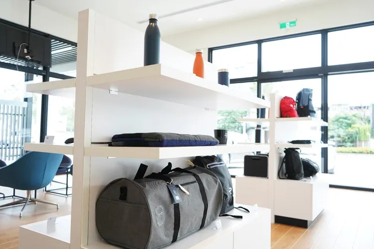 Volkswagen苗栗頭份快捷保修中心原廠精品專區，能讓車主隨時添購愛車配件。業者提供