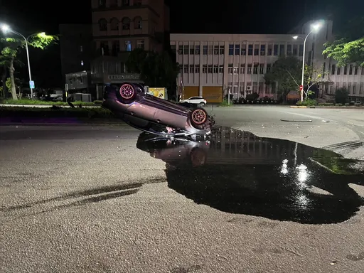 台東男駕車自撞分隔島翻覆 汽油灑一地!酒測值超高