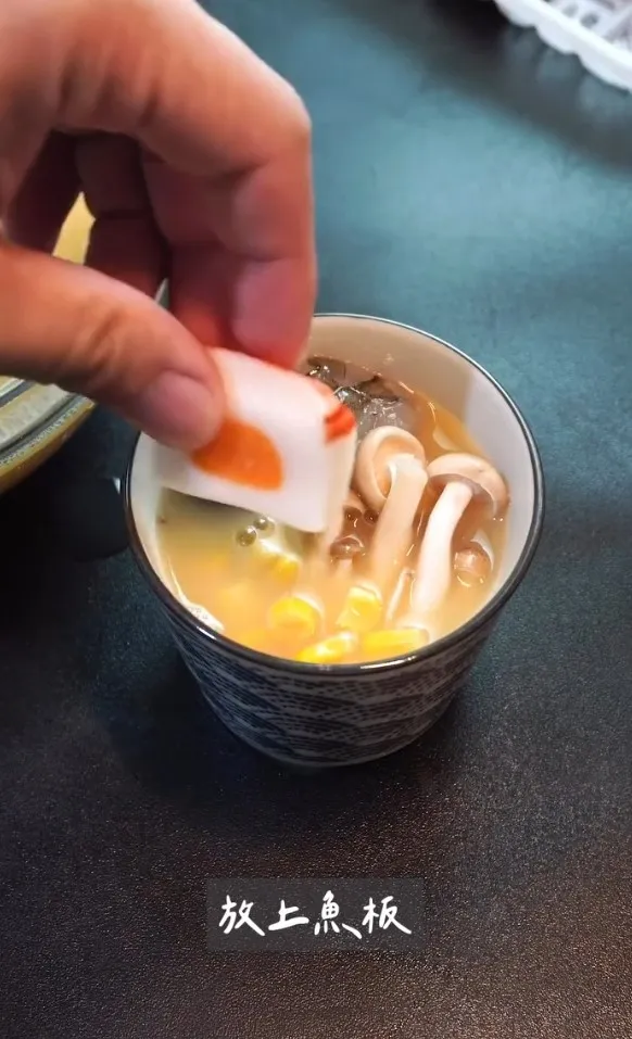 軟嫩茶碗蒸食材準備：雞蛋3顆、醬油1茶匙、味醂1茶匙、鹽巴1/2茶匙、市售昆布高湯450毫升、香菇塊約4朵、鴻禧菇65克、
玉米粒80克、蝦仁16隻、魚板8塊、
蔥花裝飾用。IG @woodywoody315 提供