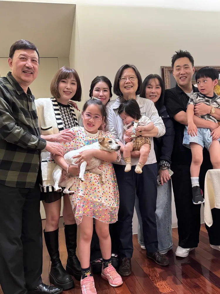 蔡英文與余天一家人合影。翻攝余祥銓Threads