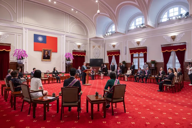 陳建仁代表13名獲頒勳章的政務人員致詞。總統府提供