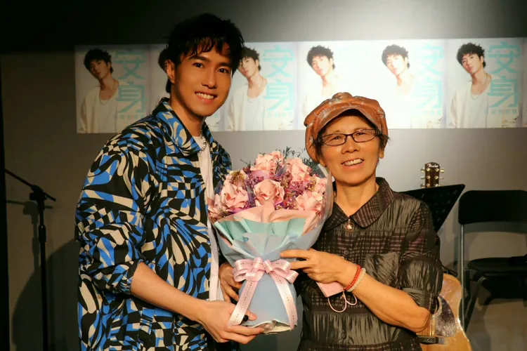 資深粉絲特地送上鈔票摺的花，還透露輪椅爆胎也要來看。三元素影藝提供