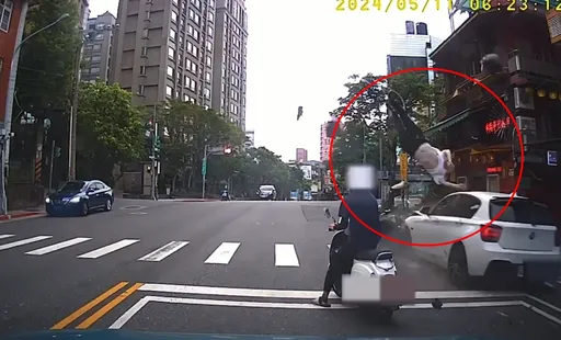 「絕命終結站」木柵路死神出沒 超驚悚影片曝!騎士停紅燈遭撞噴飛10公尺身亡