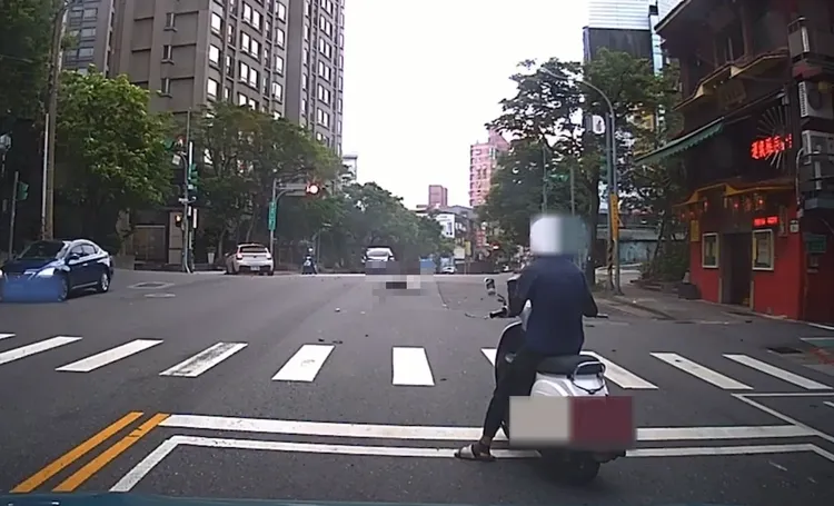 朱男遭撞後噴飛在馬路中央。警方提供