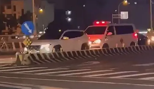擋救護車40秒竟瞎稱「車子隔音較好」 3600元飛了!台中三寶女遭開單吊照