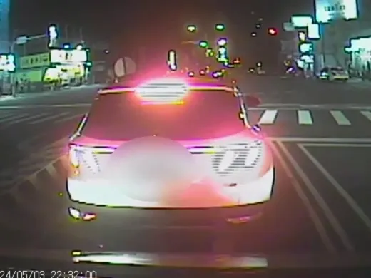 救護車不斷鳴笛按喇叭，白色休旅車不動就是不動。民眾提供