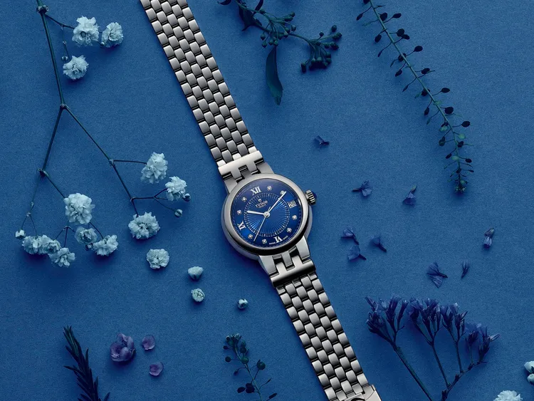 帝舵Clair de Rose系列腕錶，30mm，精鋼錶殼，藍色錶面，精鋼錶帶，T601型自動上鍊機芯，38小時動力儲存，8萬3500元。品牌提供