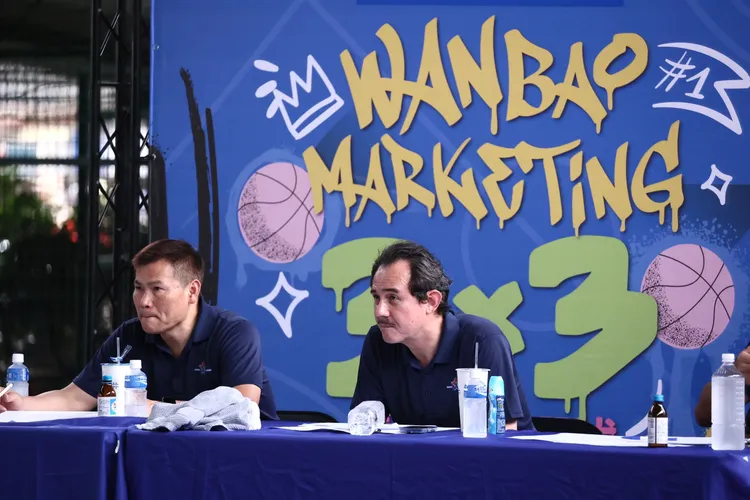 鄭志龍今在現場挑選球員。   彭欣偉攝