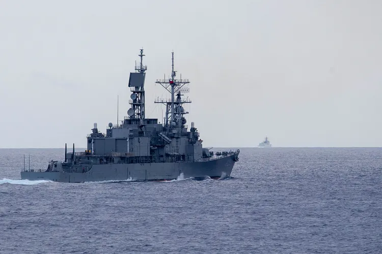 我國馬公軍艦（1805）監控共艦西安軍艦（DDG-153）畫面。海軍提供