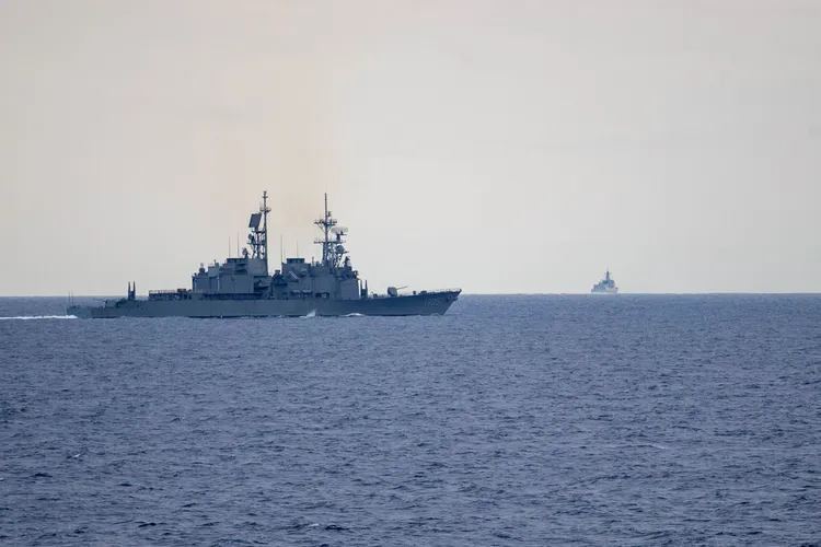 海軍馬公軍艦（1805）監控共艦西安軍艦（DDG-153）畫面。海軍提供