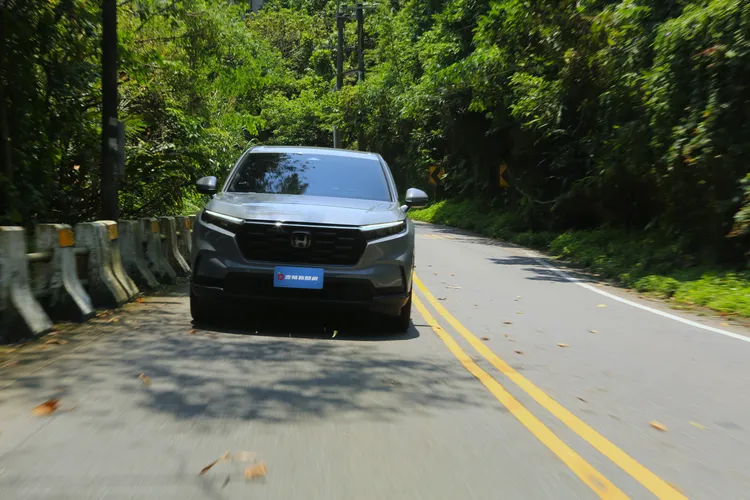 熊先生表示CR-V不只加速相當輕快、爬坡輕輕鬆鬆，無論是在高速公路、山區道路，也有相當穩定的駕馭感受，帶全家人出遊自在寫意。林浩昇攝