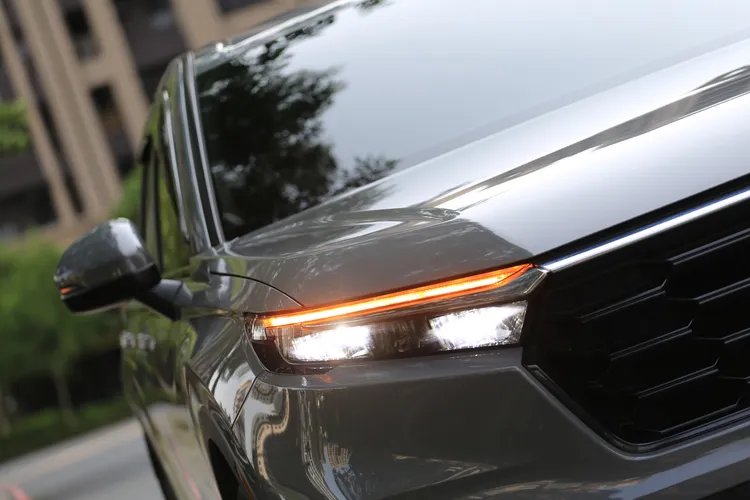 重新設計的LED頭燈在大型飛翼式水箱護罩的搭配下，整體視覺更炯炯有神，照明效率也比以往更優異。林浩昇攝