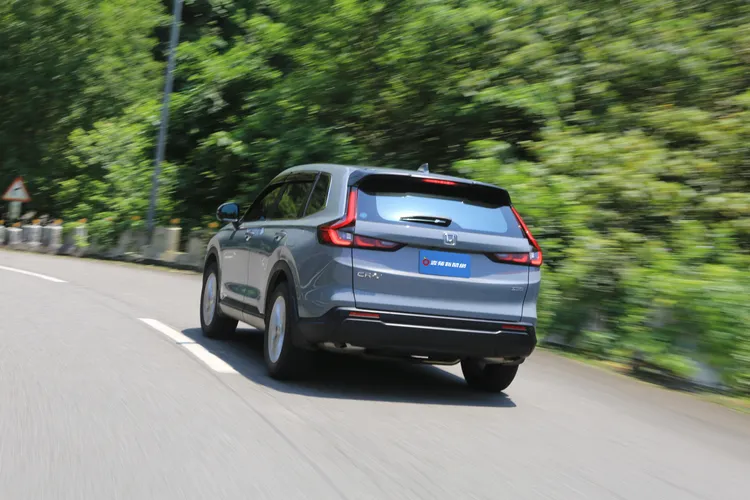 本月若現任CR-V車主推坑親友入主，就有機會抽「沖繩雙人來回機票」，本月CR-V更提供60萬高額0利率、S車型再享「360°環景系統」的限時優惠。林浩昇攝