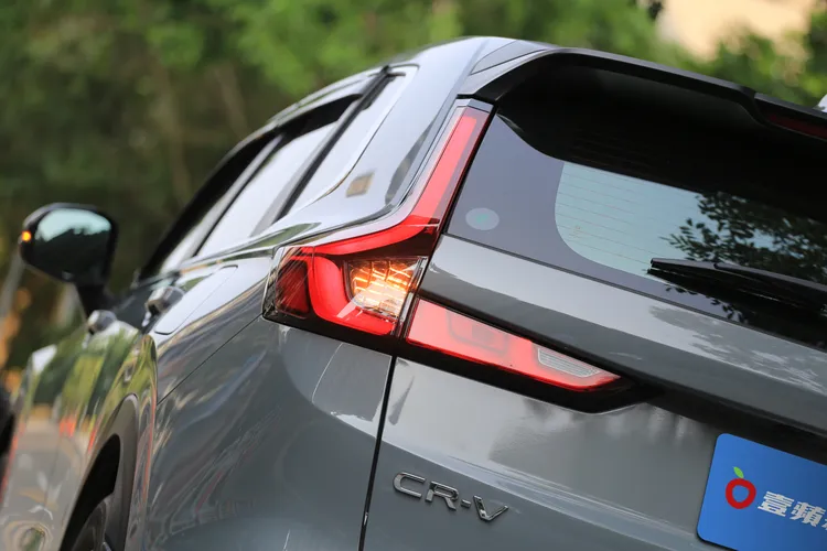 經典的直立L形尾燈組，內部LED導光條設計更精緻有型，也讓整體車尾看起來更具科技感。林浩昇攝