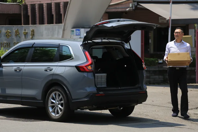 熊先生表示，CR-V超大行李廂和之前的愛車相比，真的能裝載幾乎要兩倍的教科書量。林浩昇攝