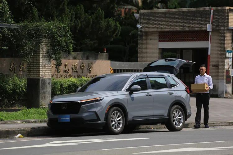 熊先生本身工作是出版社的業務，時常需要在各大學校、書局等穿梭送書，因此空間大小是他換車重要的考量之一。林浩昇攝