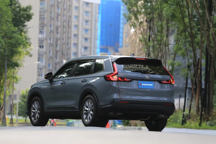 當前Honda CR-V在國內採1.5升四缸汽油渦輪引擎動力，並區分三種車型，VTi-S售價105.9萬元、中階車型S售價117.9萬元，旗艦車型Prestige售價則為127.9萬元。林浩昇攝