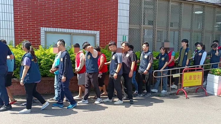 賭客等人遭依違反社秩法裁罰。大園警分局提供