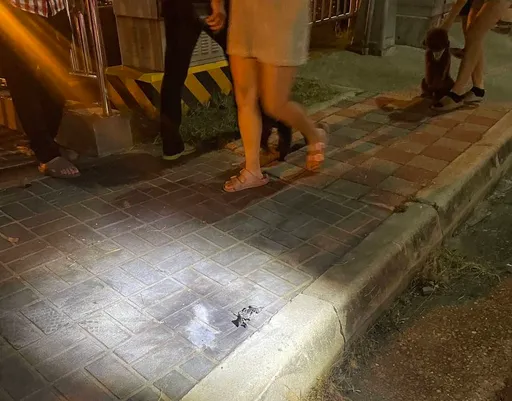 台中人行道「異常物品」燃爆　民眾驚嚇圍觀！警方追查中