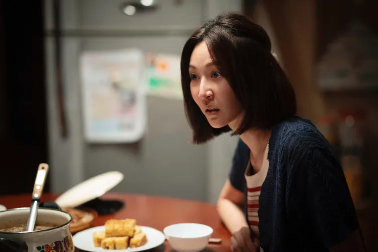 曾莞婷在餐桌上質問老公為何欺騙自己。